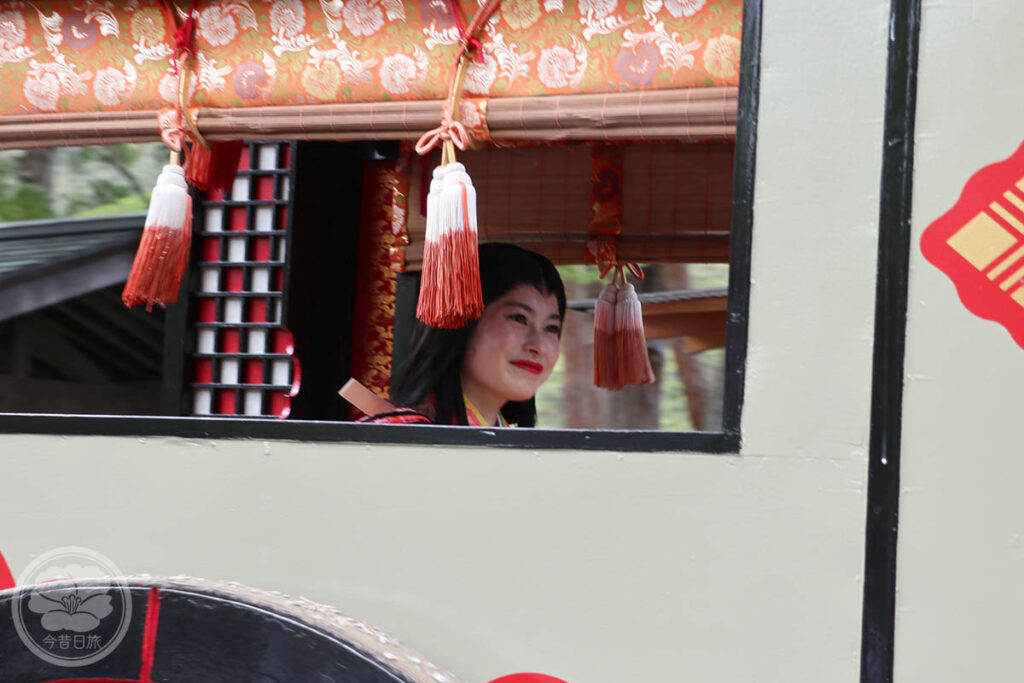 2022平泉藤原祭行列源義經夫人的馬車，從窗戶可以看到北の方的笑容