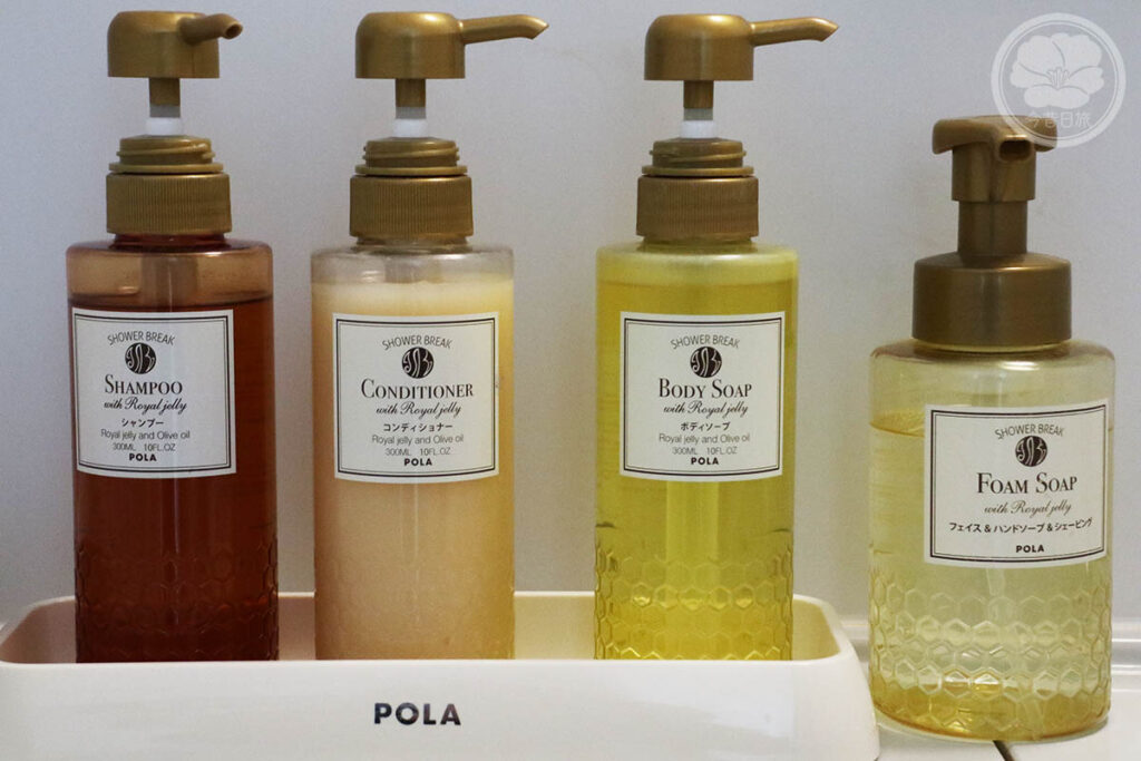 浴室的檯面上放有POLA的沐浴乳洗髮精等。